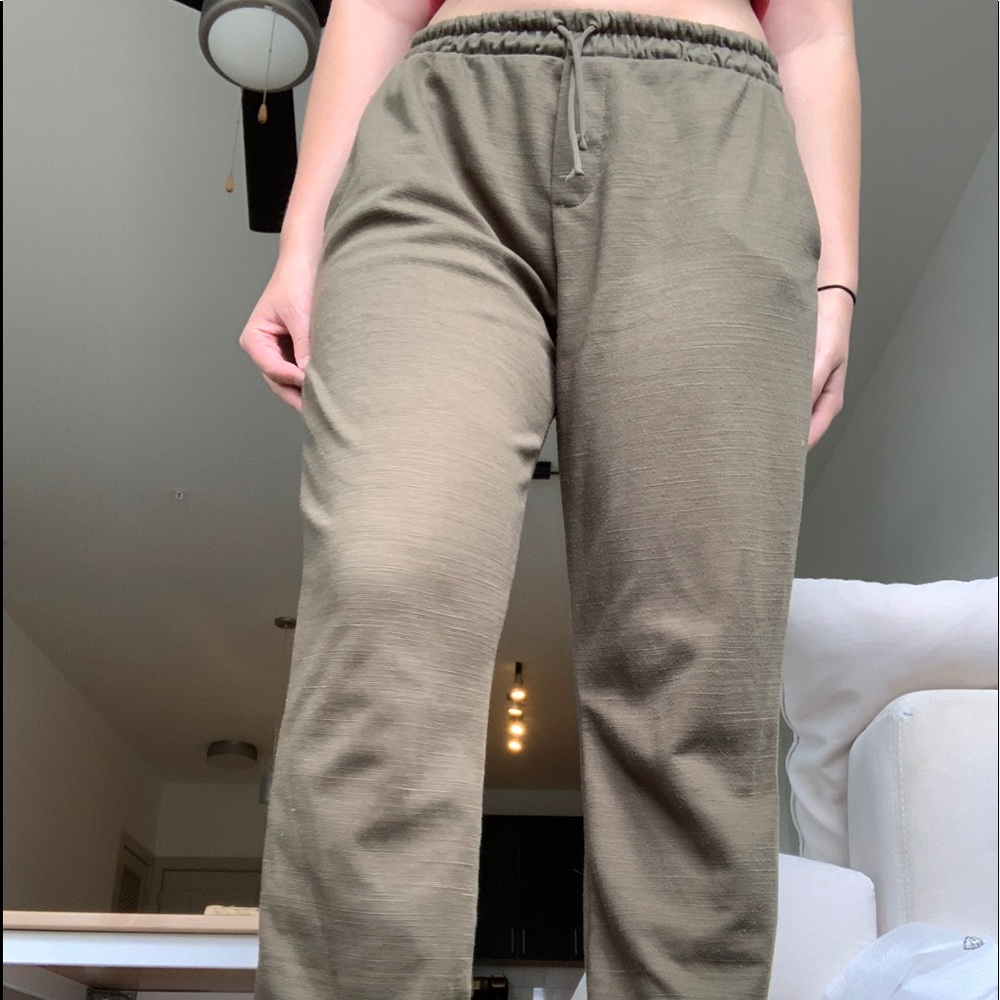 green pants!